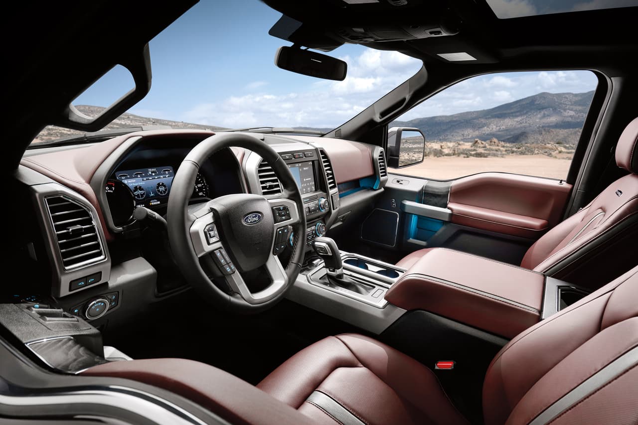 En su presentación de cabina regular y doble cabina, la Ford F-150 ofrece un espacio para cabeza de 41.8 pulgadas, mientras que para las piernas se reservaron 45.3 pulgadas y 66.6 pulgadas para los hombros.