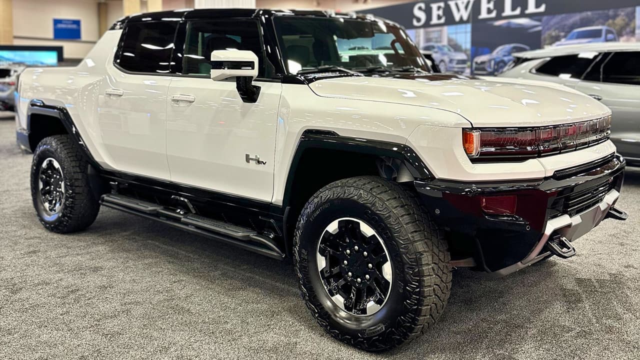 Este año, se destaca
<b> la creciente demanda de vehículos eléctricos</b>, con múltiples opciones disponibles para aquellos interesados en explorar esta emocionante tendencia. Además, 
<b>los visitantes tendrán la oportunidad de vivir la experiencia única del EV Test Track</b> y disfrutar de paseos como copilotos en estos revolucionarios vehículos.