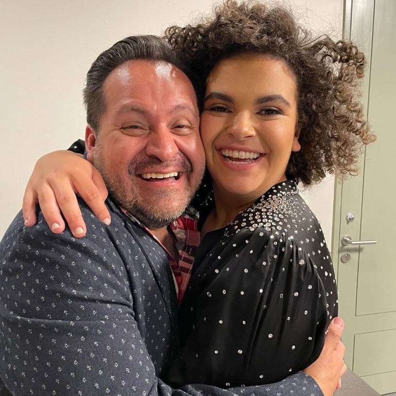 Este es el segundo proyecto teatral en que Torres y Mijares trabajan juntos, pues hace un par de años la adolescente tuvo una 
<b><a href="https://www.univision.com/famosos/lucero-mijares-deja-obra-de-teatro-la-jaula-de-las-locas-fotos">pequeña participación en 'La jaula de las locas'</a></b> y solo en algunas funciones.