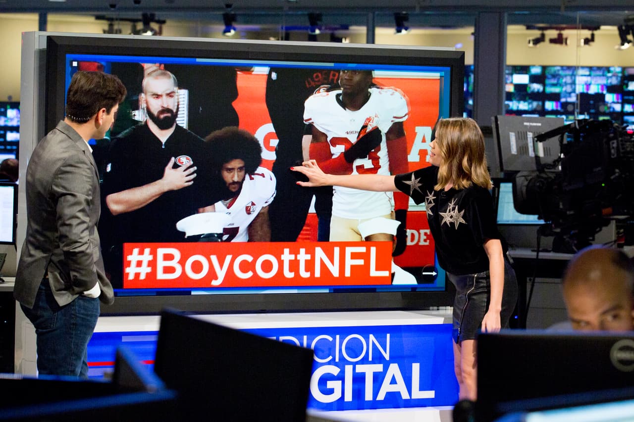 Javier Olivares se acerca a la pantalla que controla la periodista Irene Sánchez, que también forma parte del nuevo programa.