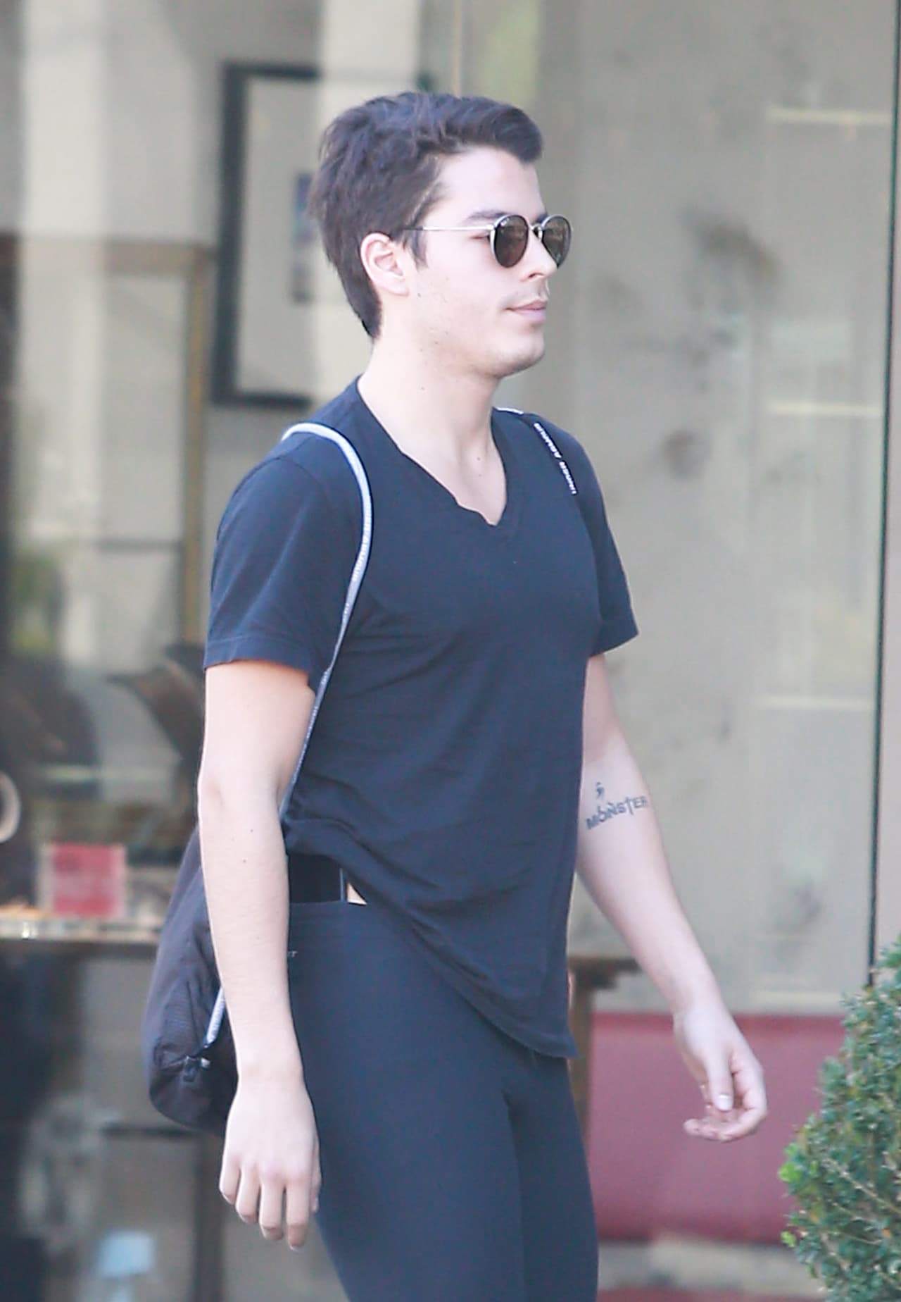 ¡Un nuevo tatuaje en su antebrazo izquierdo!