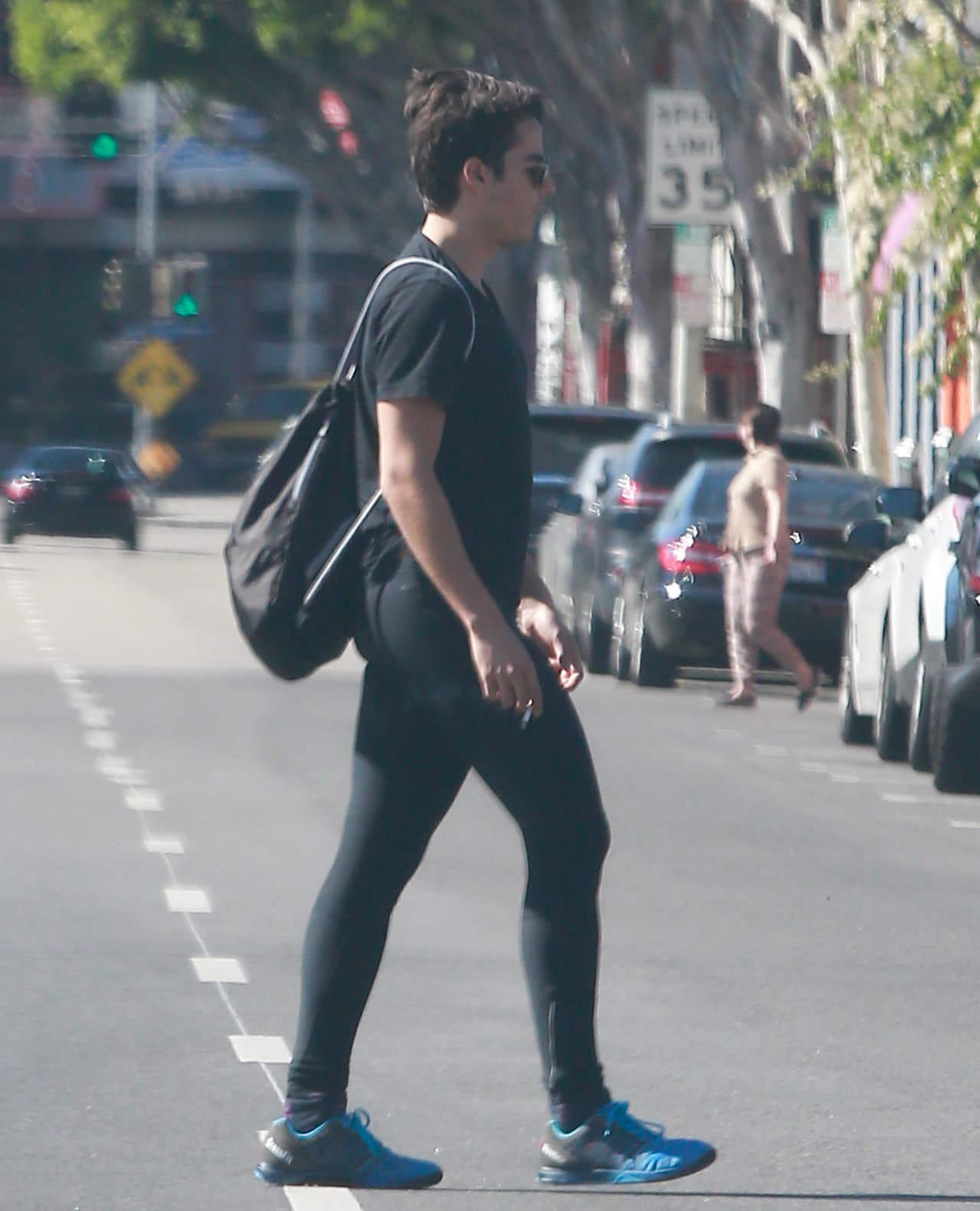 Con un atuendo completamente negro, listo para hacer ejercicio.