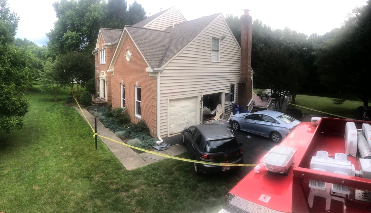 Investigadores indicaron que en la casa encontraron fuegos artificiales modificados e ilegales, que alguien habría fabricado o intentado adaptar ante la proximidad de las celebraciones del 4 de julio.