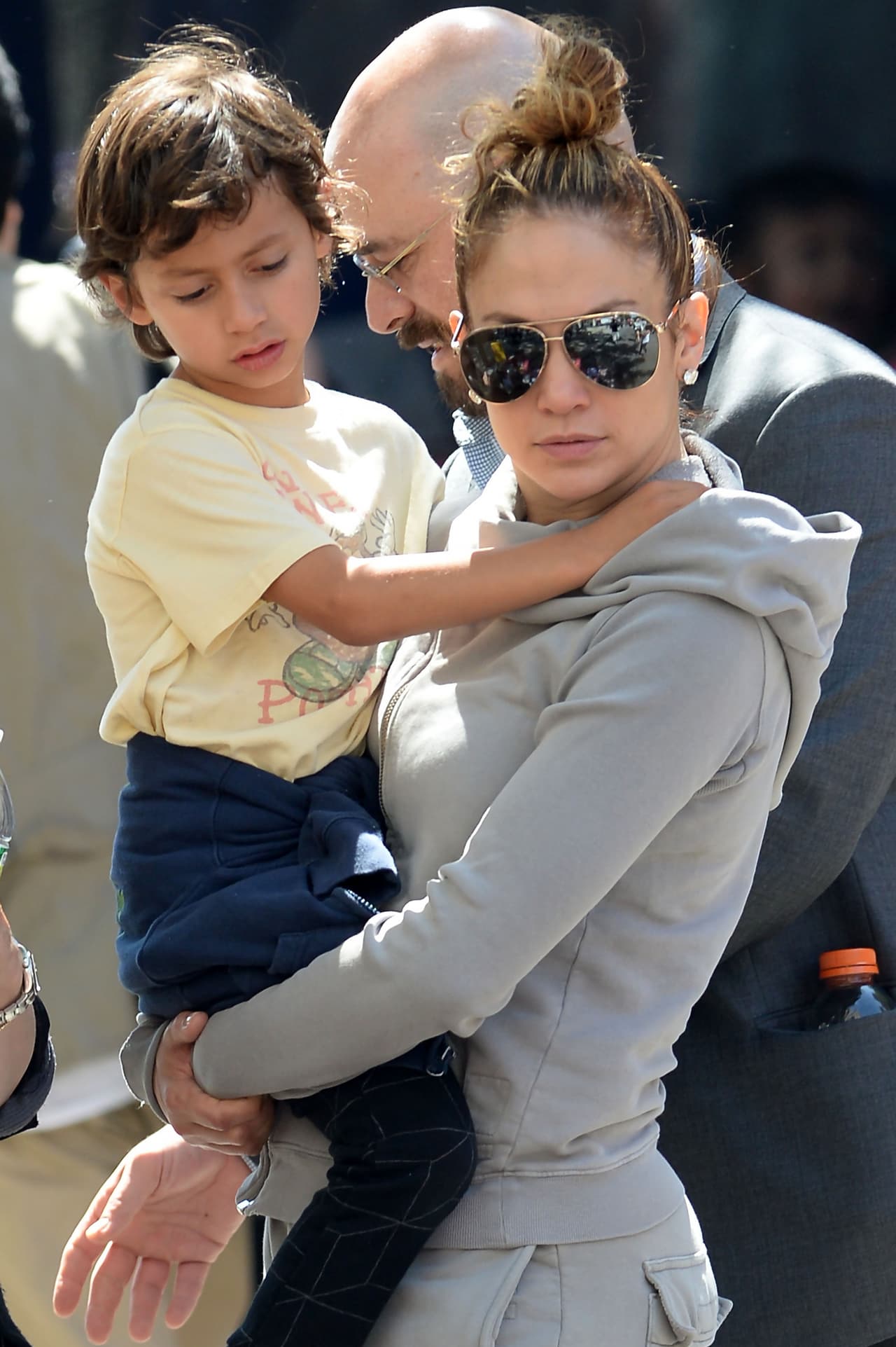 En la feria con sus mellizos.