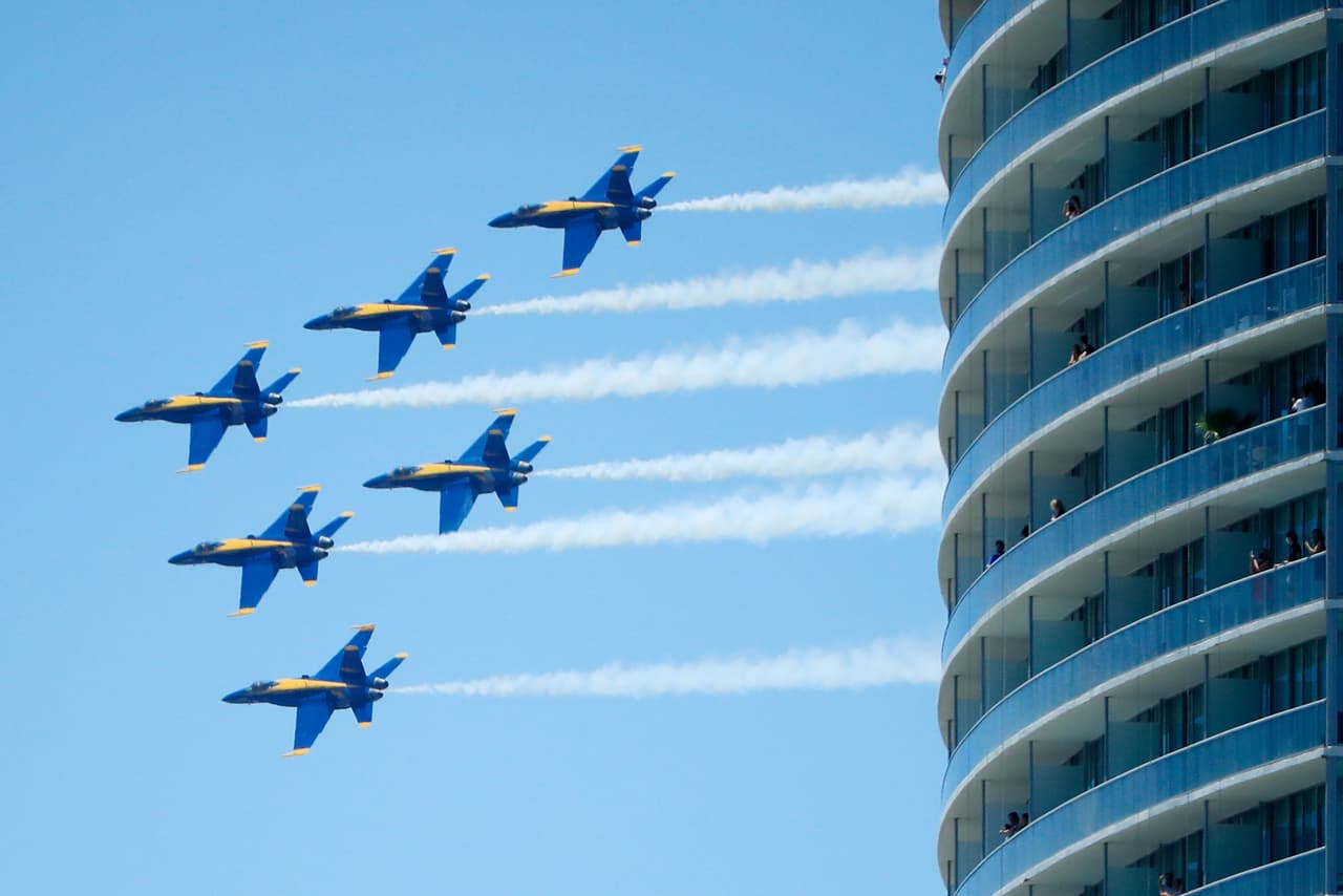 La gente también se asomó a sus terrazas en los edificios de Brickell y el Downtown para ver a los Blue Angels.