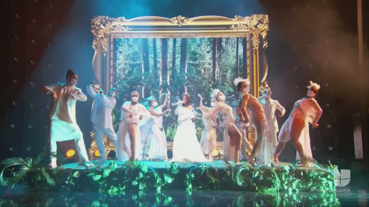 La cantante llegó al escenario de Premio Lo Nuestro utilizando un vestido blanco, mientras cantaba y bailaba rodeada de un cuerpo de bailarines.