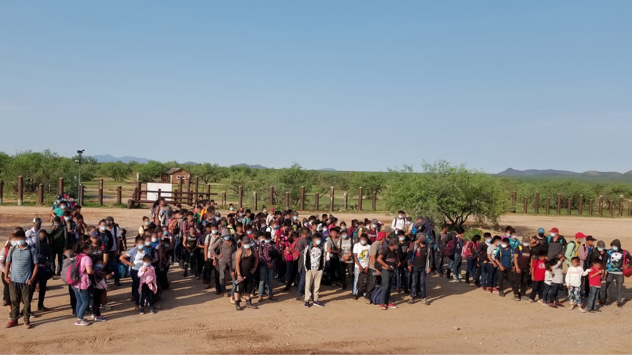 Más de 600 niños en un mes, así han sido las entregas masivas en la frontera de Arizona