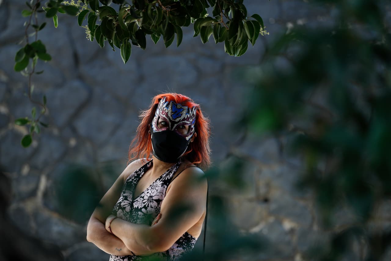Con las arenas y gimnasios cerrados y sin otras entradas económicas, 
<b>los luchadores mexicanos han sido duramente golpeados por la crisis de salud y económica</b> que ha provocado el 
<a href="https://www.univision.com/temas/coronavirus">coronavirus</a>. La Zorra, profesional de Lucha Libre, espera en una fila para recibir una donación. 
<br>
<br>