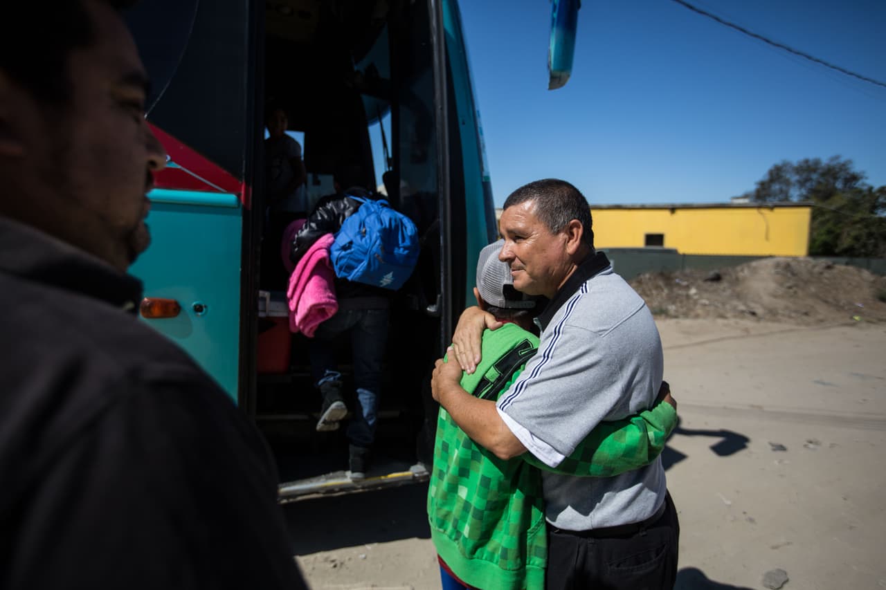 El pastor abraza a Carlos Ayala, el ahijado de Cristina, antes de que se suba al autobús. Para Rivera, desde hace unas tres semanas, las despedidas se han hecho costumbre. La madre reconoce que esta vez no lograron llegar a Estados Unidos, pero que en el viaje logró superar los traumas de la violencia a la que la sometió su exesposo. Por eso, asegura: "Vamos de regreso, pero no derrotados. 
<b>Siento que voy en victoria porque aquí terminé de encontrar a Cristo. Este viaje fue un retiro espiritual, traía muchas cosas que necesitaba expulsar"</b>.