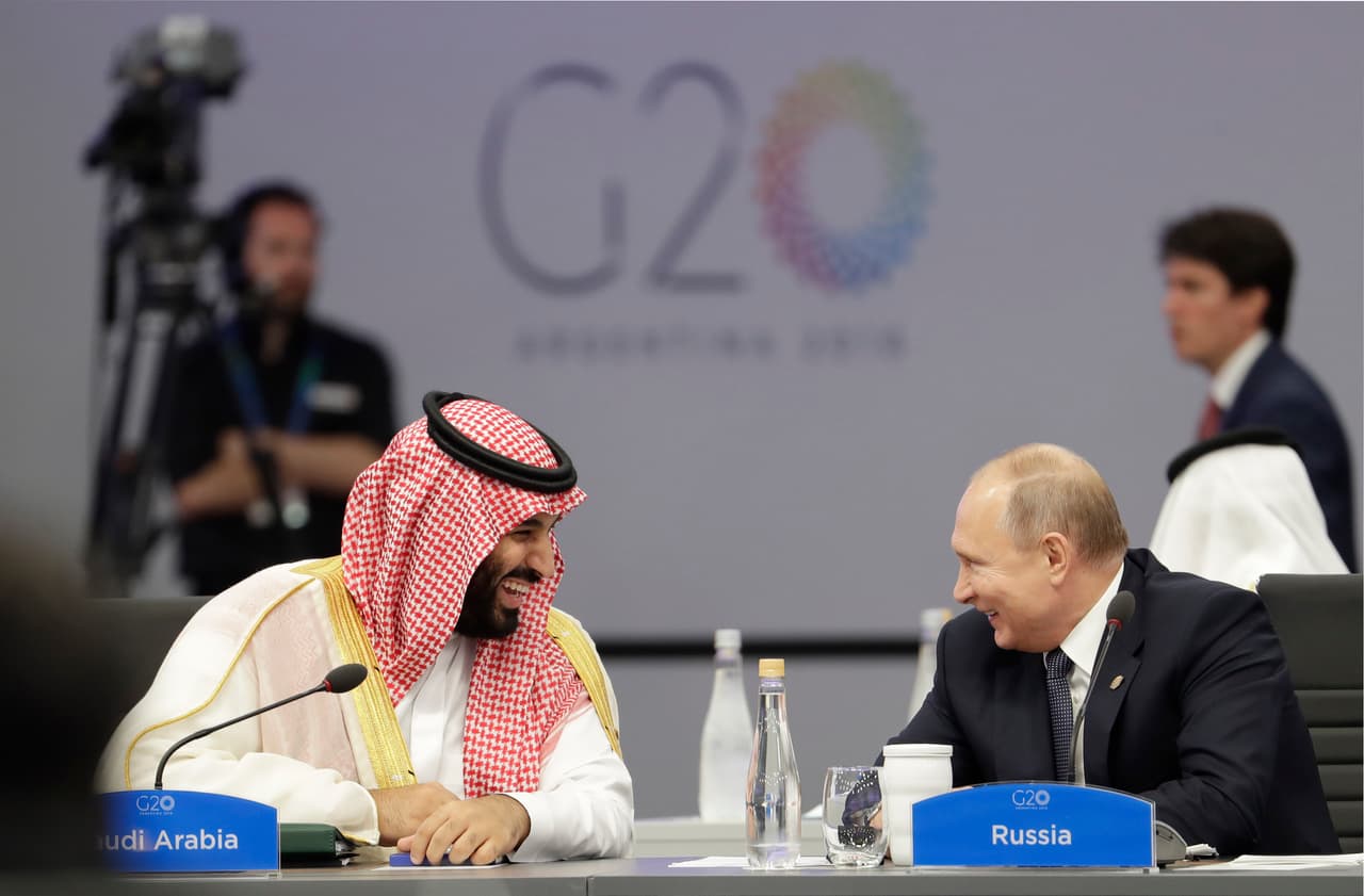 En el intervalo que tenía reservado para Trump, Putin se reunió con el presidente de Turquía y además buscó fortalecer sus lazos con China y otras economías. Y este viernes habló en una mesa redonda con el príncipe heredero de Arabia Saudita, otro personaje polémico de la cumbre debido a su presunta responsabilidad en 
<b><a href="https://www.univision.com/noticias/crimenes/los-escabrosos-detalles-que-ofrecio-turquia-sobre-la-posible-tortura-y-muerte-del-columnista-de-the-washington-post">el asesinato del periodista saudita Jamal Khashoggi.</a></b>