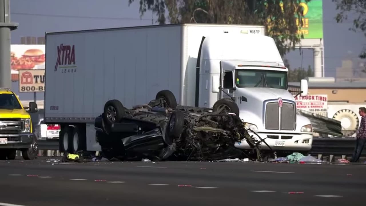 Camioneta volcada cierra carriles de la carretera 99 en Visalia