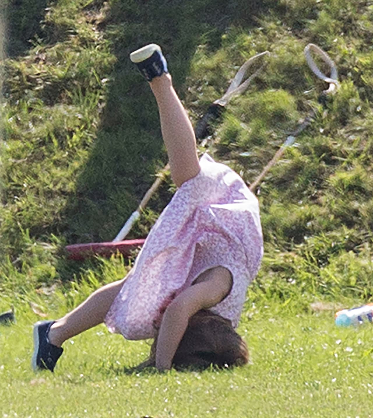 La
<b><a href="https://www.univision.com/famosos/la-princesa-charlotte-esta-encantada-con-unas-criaturas-que-no-existen-confiesa-el-principe-william-fotos">princesa Charlotte</a> ha demostrado gusto por el deporte</b>. Una fuente contó a la revista Hello! que tanto la niña de cuatro años como su hermano, el príncipe George, de seis, toman clases de tenis en el Club Hurlingham.