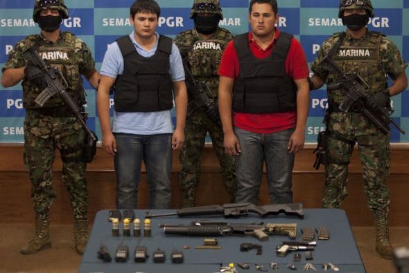 21 de junio. La Secretaría de Marina y Armada de México anunció la captura de dos jóvenes de 23 años, uno de ellos presentado como Jesús Alfredo Guzmán Salazar, hijo de Joaquín “El Chapo” Guzmán Loera. Luego, sin embargo, las autoridades admitieron el error. “Tras realizarse las pruebas necesarias para conocer su identidad se ha llegado a determinar que los presentados son Félix Beltrán Ríos y Kevin Daniel Beltrán Ríos”, dijo la dependencia en un comunicado, echando por tierra haber capturado al hijo del buscado capo.