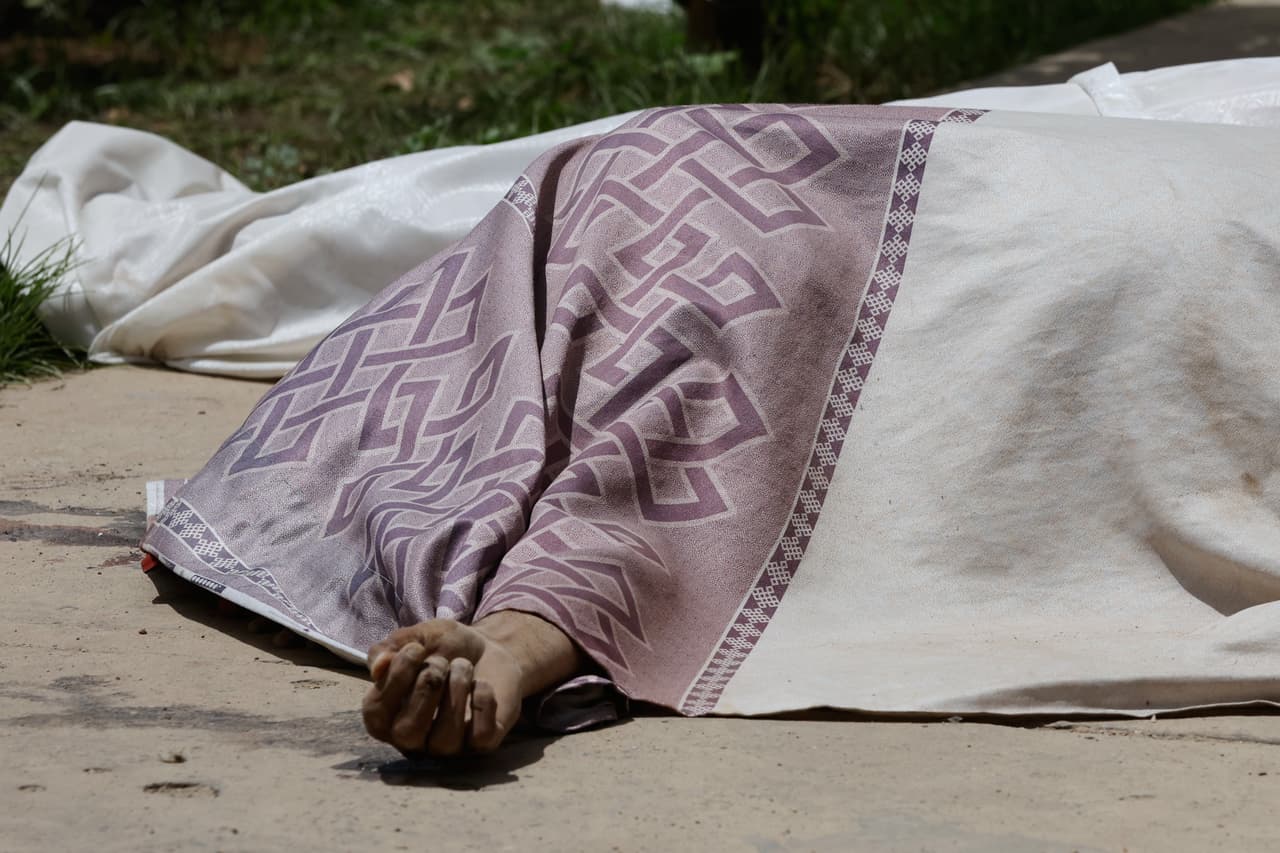 Un cuerpo cubierto yace frente a un edificio dañado un día después de que un terremoto y varias réplicas sacudieran La Guaira, Venezuela, el jueves 25 de junio de 2026.