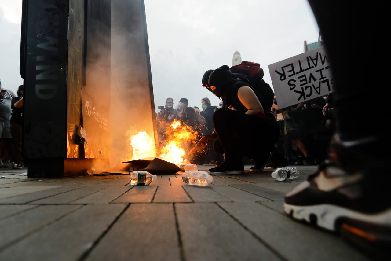 Por su parte, el alcalde de Blasio manifestó, también a través de un tuit: "Tenemos una larga noche por delante en Brooklyn. Nuestro único objetivo es reducir esta situación y llevar a la gente a casa a salvo. Habrá una revisión completa de lo que pasó esta noche. No queremos volver a ver otra noche como esta".