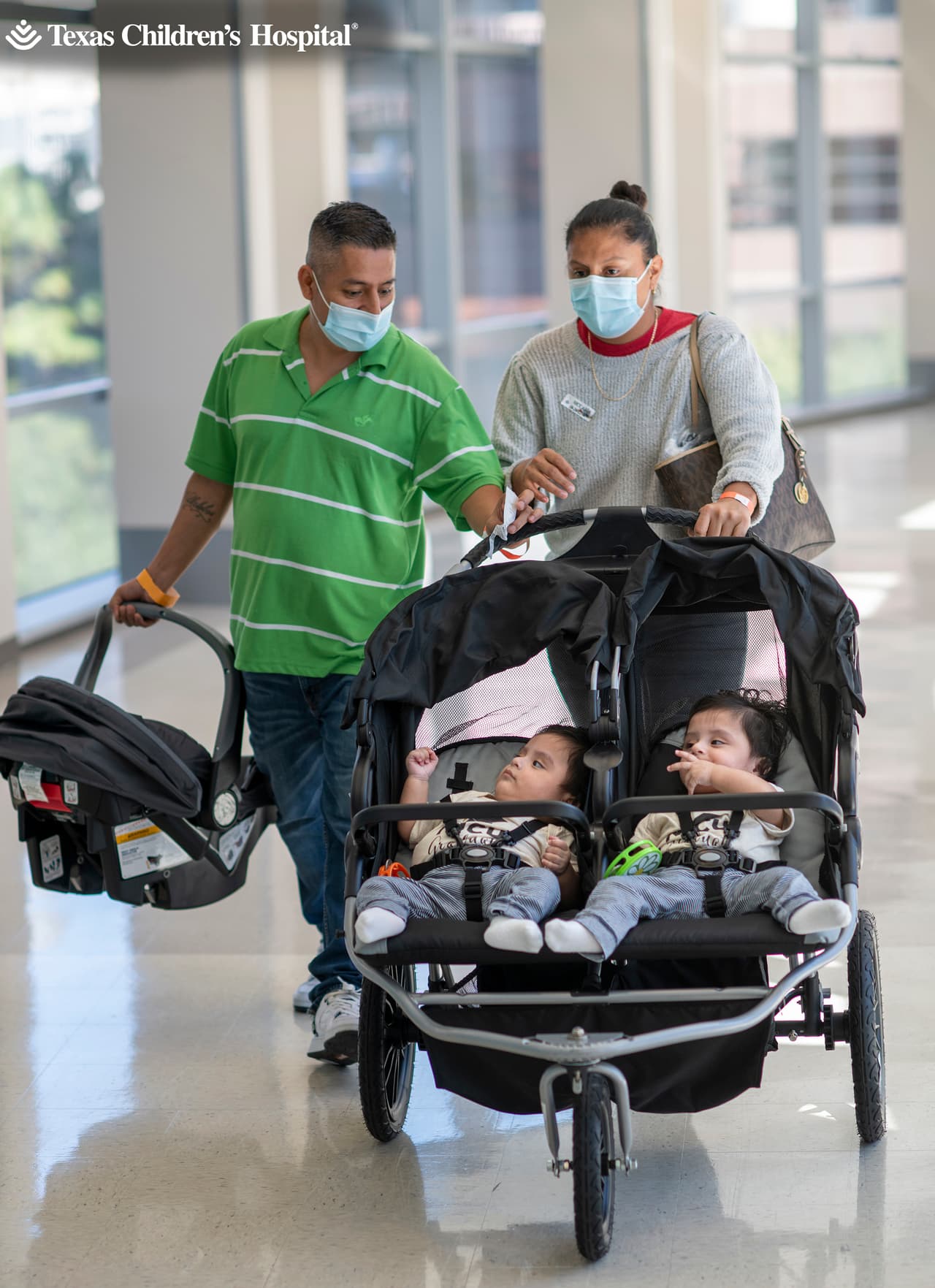 A partir de las 24 semanas de gestación, Lorena se sometió a un amplio estudio de diagnóstico prenatal para determinar
<b> si los niños podían separarse tras el nacimiento, que incluyó resonancias magnéticas fetales y ecografías semanales que también sirvieron de información al equipo encargado de planificar la cesárea.</b>
<br>
<br>Además, un simulacro de parto realizado a las 31 semanas permitió al equipo ensayar todos los protocolos necesarios para planificar el parto de los bebés.