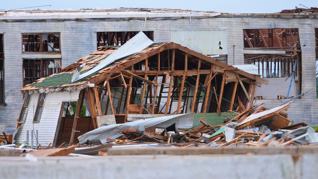 <h3 class="cms-H3-H3">NWS confirma tornado EF3 en Mineral Wells tras daños severos</h3> National Weather Service (NWS) confirmó que 
<b>el tornado que golpeó Mineral Wells, el martes 28 de abril, fue un EF3 preliminar,</b> con vientos estimados de hasta 145 mph. 
<br>NWS Fort Worth aclaró que
<b> el dato sigue siendo preliminar y puede cambiar cuando termine la revisión final.</b> 
<br>En este tipo de eventos, 
<b>los equipos recorren las zonas dañadas, revisan estructuras, árboles, techos, paredes y otros rastros</b> para determinar la fuerza del tornado.
<br>
<a href="https://www.whatsapp.com/channel/0029VafZxTzGpLHXXhtL0Y3A" target="_blank">Únete a nuestro canal de WhatsApp: Haz clic aquí para estar al tanto de las últimas noticias e historias de tu comunidad</a>