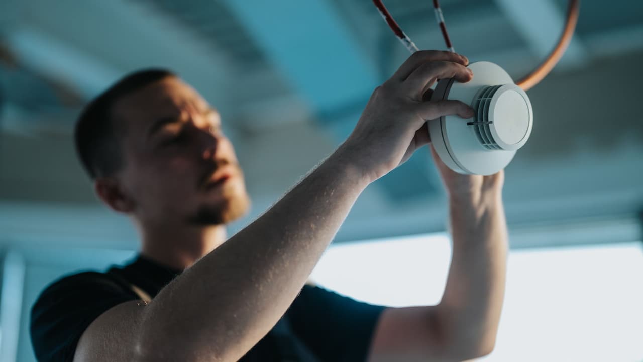 <h3 class="cms-H3-H3">Qué se considera manipular un detector</h3> La ley de Texas establece que un inquilino incurre en una falta cuando:
<br>
<b>🚨 Quita</b> la batería del detector y no la reemplaza de inmediato por una funcional.
<br>
<b>🚨 Desconecta</b> el detector de forma consciente.
<br>
<b>🚨 Daña</b> el dispositivo hasta hacerlo inoperante.
<br>No importa si la intención fue evitar el sonido o “arreglarlo después”.
<b>Si el detector deja de funcionar, la responsabilidad existe.</b>