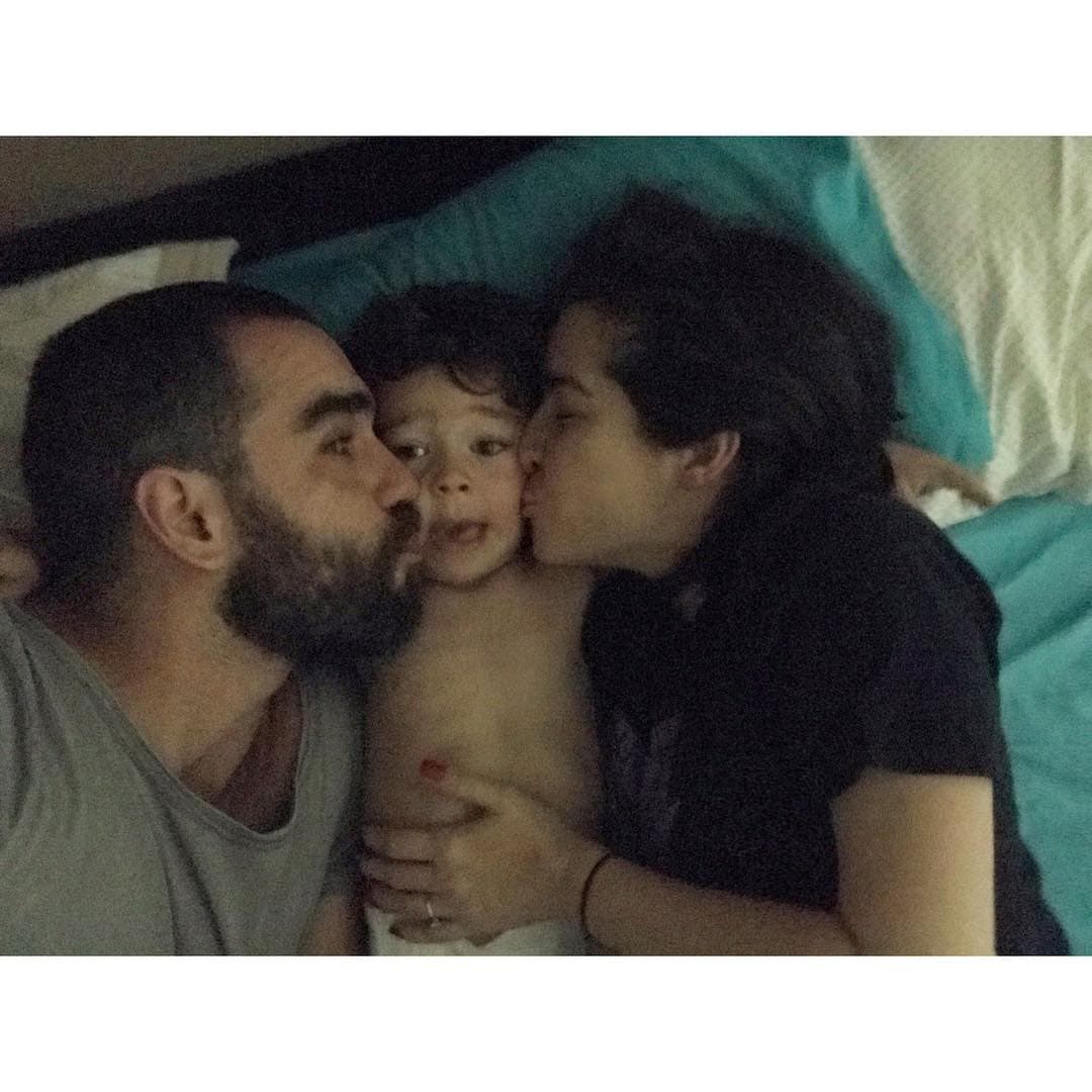 "Admiro muchísimo (a quienes tienen este doble papel), sin embargo, creo que una madre es una madre y un padre es un padre, 
<b>nunca puedes sustituir la otra parte</b>", indicó.