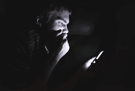 ¿Por qué nos atraen las malas noticias? La biología del cerebro lo explica 