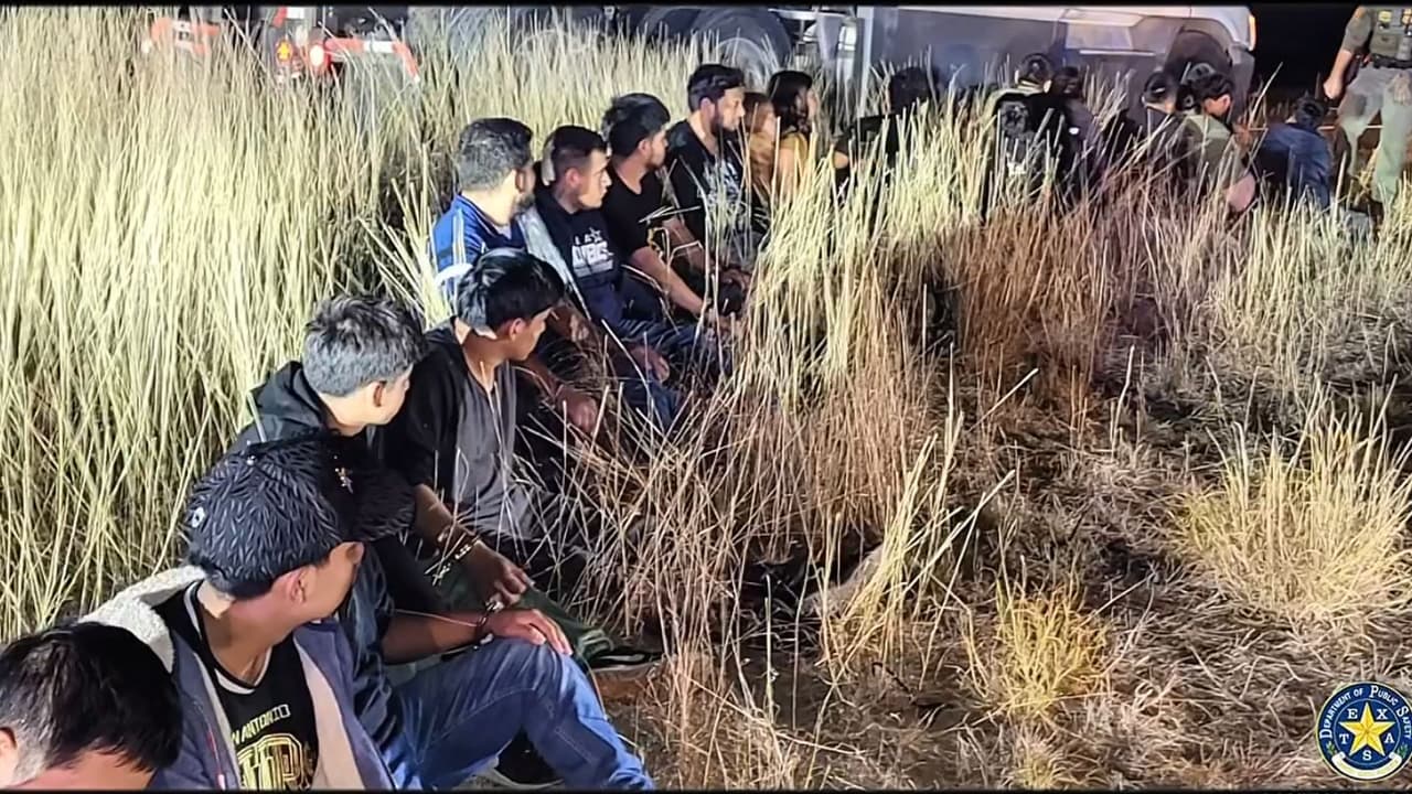 Descubren a 23 migrantes escondidos en un tráiler en Texas