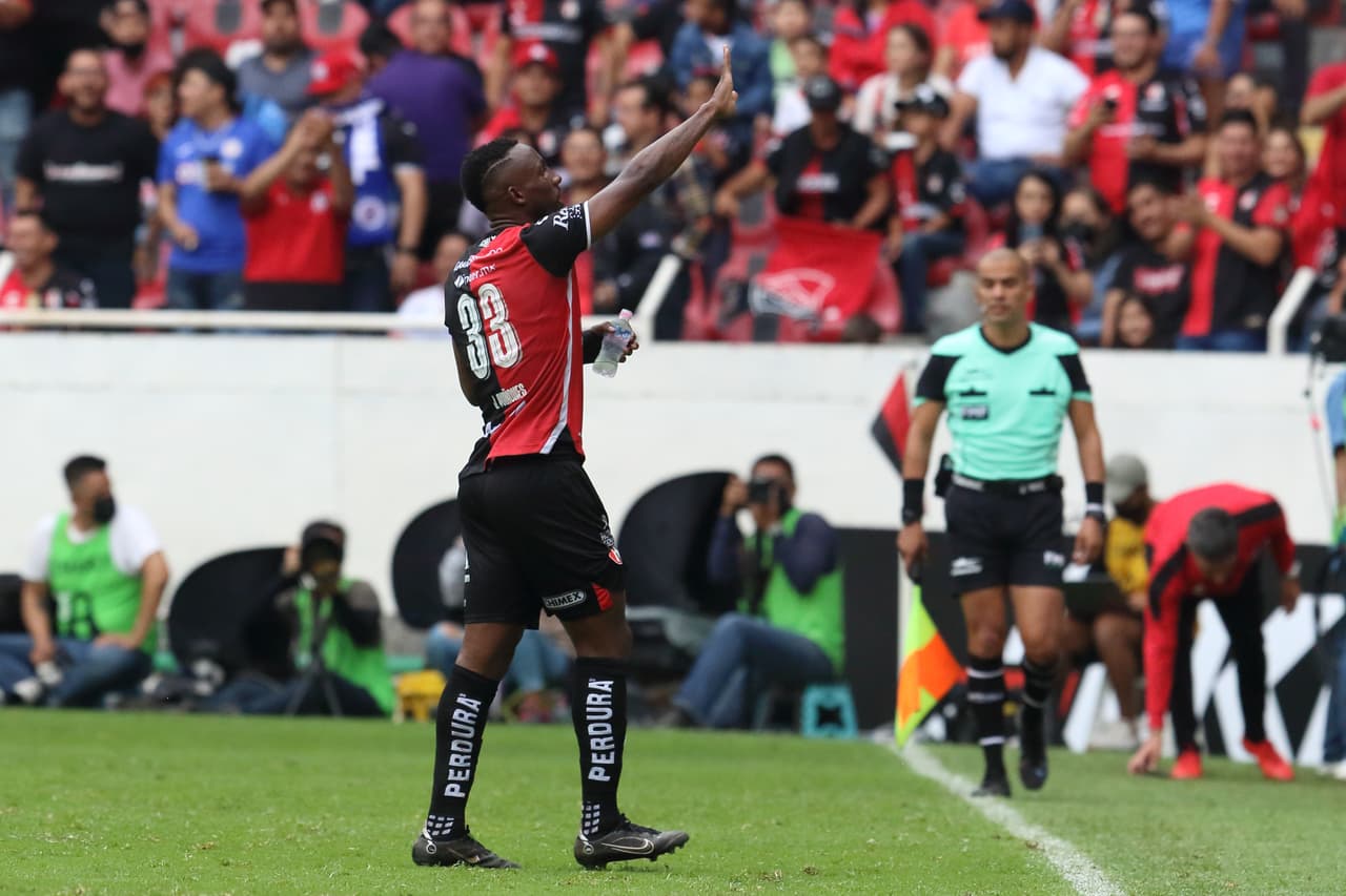 Cruz Azul se quedó con 10 desde el final de la primera parte tras la expulsión de Carlos Rotondi y sumó su segundo derrota consecutiva en el torneo.