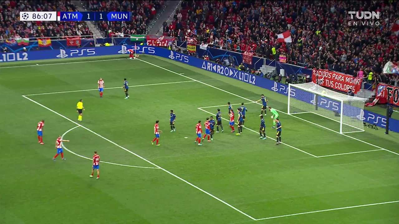 ¡CERCA! Antoine Griezmann disparó que se estrella en el poste.