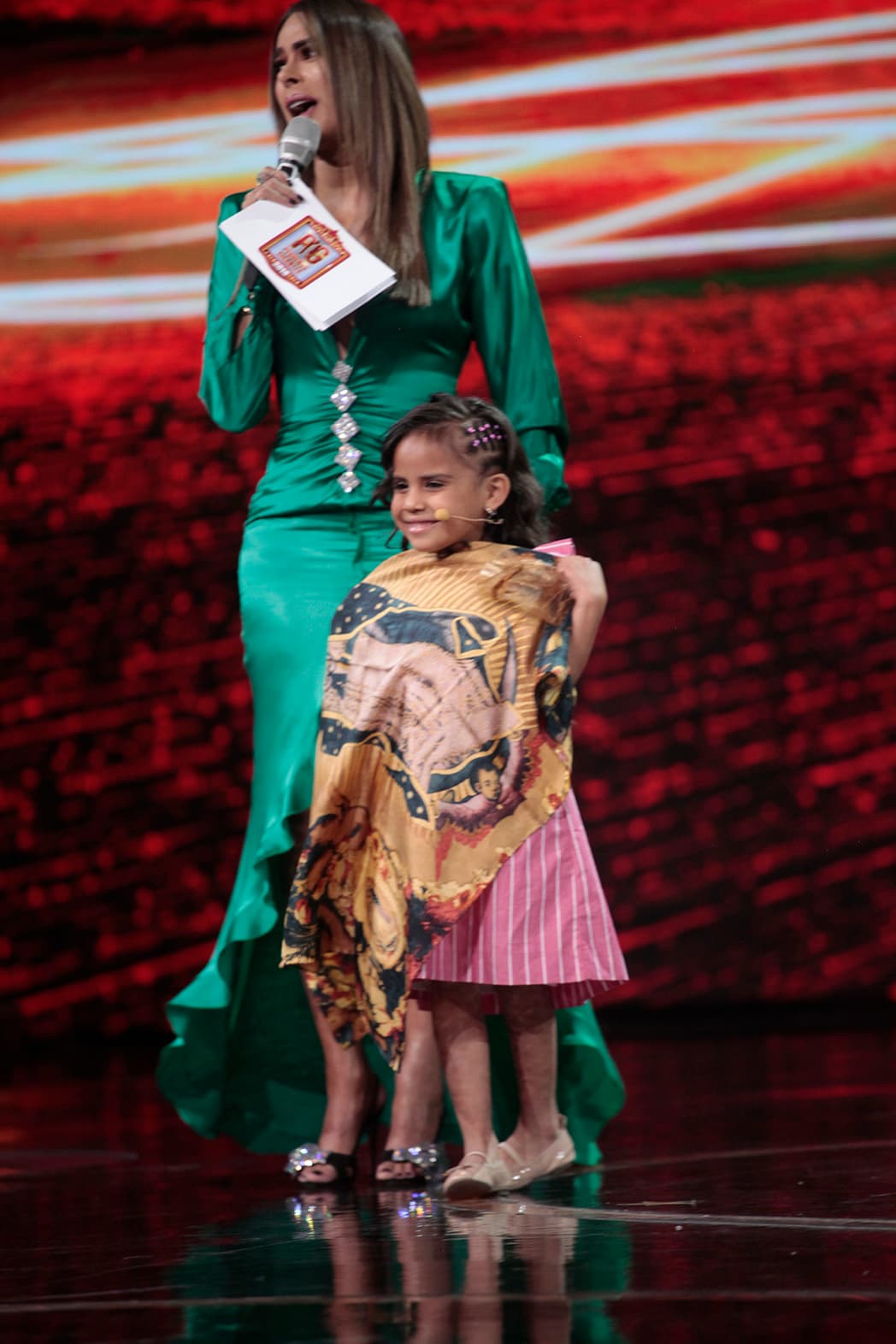 Incluso en el escenario, Beba mostró el hermoso pañuelo que llevaba doblado en una bolsita.
