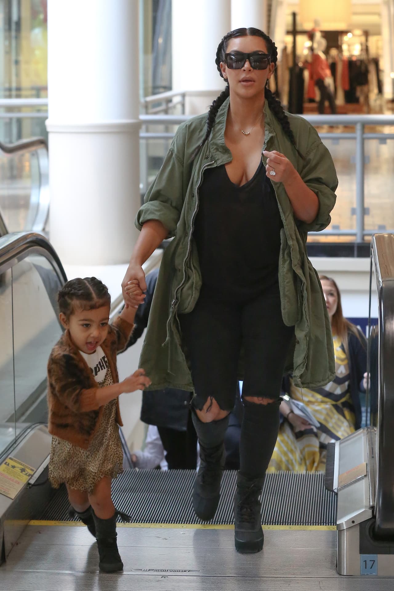 Nori salió ilesa de esas peligrosas escaleras.