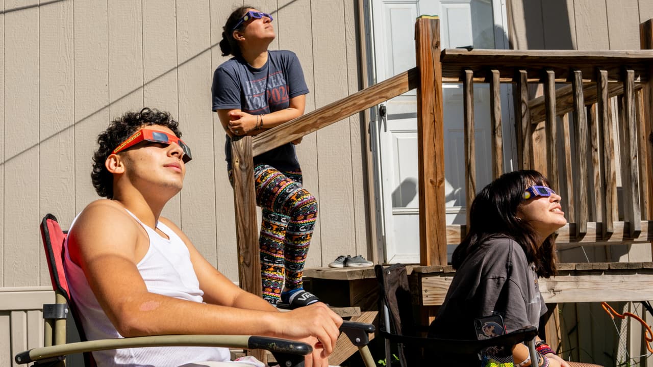 De acuerdo con la experta Noemí Zambrano, este es un evento muy importante y que puede generar ciertas afectaciones sobre algunos signos zodiacales. “Este eclipse viene regido por Aries, lo que significa cambio, transmutación, libertad, es momento de tomar conciencia”, dijo Zambrano, quien además dio algunos consejos sobre qué hacer durante este fenómeno.