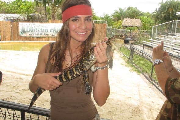 Pronto el animalito se encariñó con la guapa conductora.