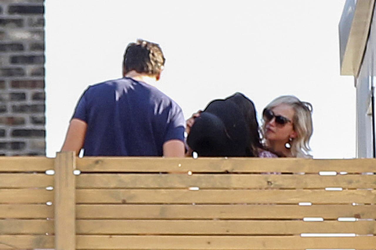 Les dio su merecido beso y abrazo.