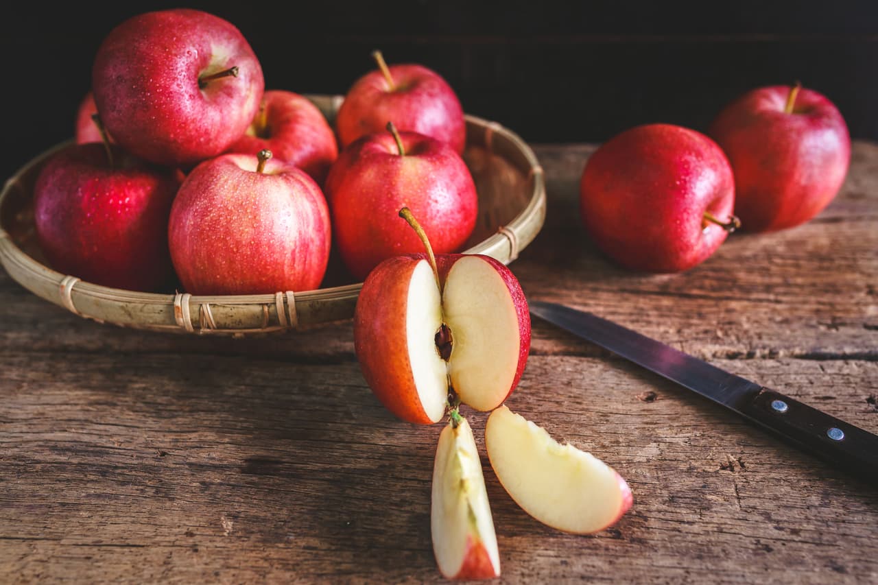 La maravilla de esta infusión es que la cáscara de manzana tiene los beneficios de ayudar a construir músculo, además de beneficiar la pérdida de peso.