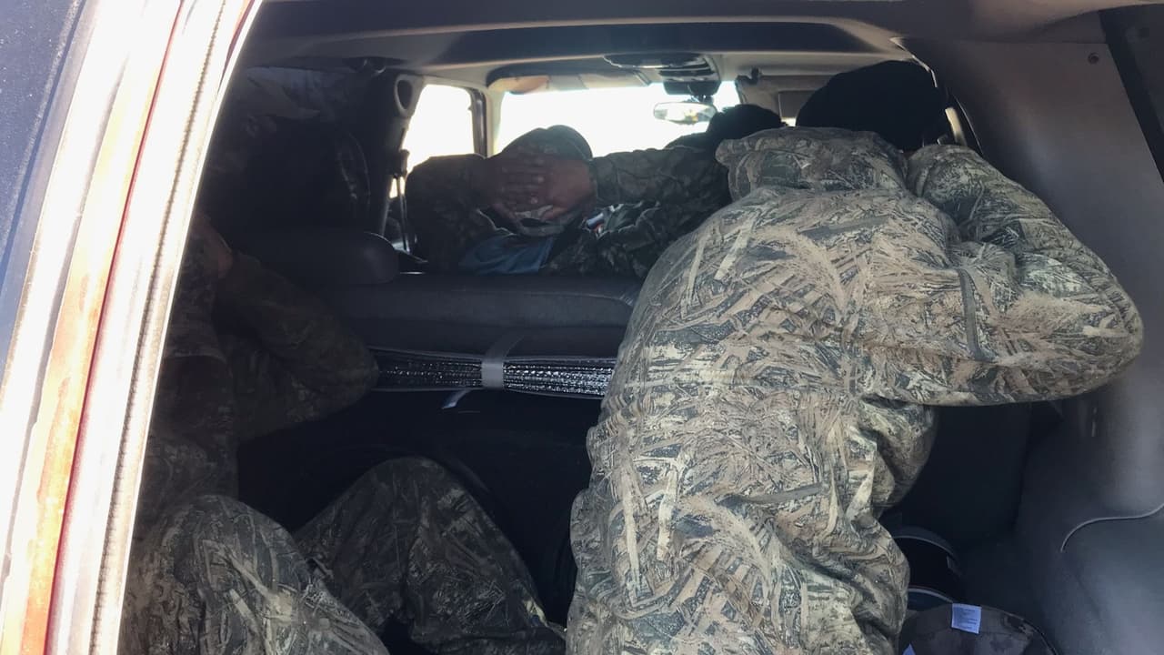 Al oeste del desierto, por Amado, las autoridades fronterizas observaron que siete presuntos migrantes ingresaban a un vehículo. Solo minutos antes, los agentes ofrecieron ayuda al conductor y al pasajero del vehículo, ambos ciudadanos estadounidenses, quienes afirmaron tener problemas con el auto.