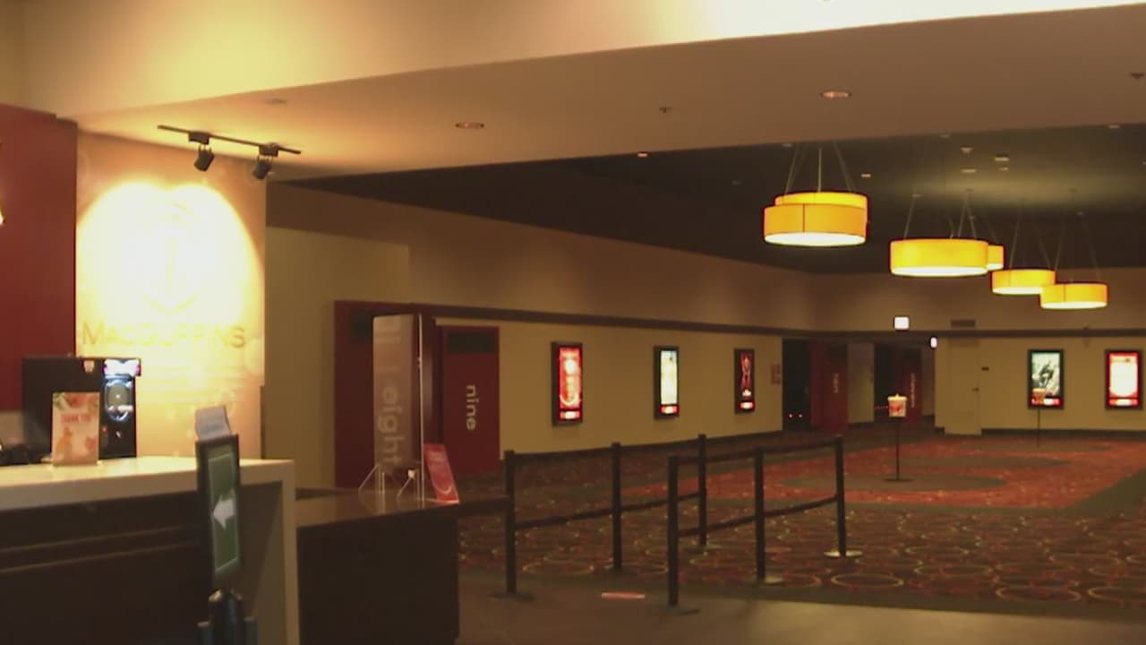 <b>Eventos para espectadores, teatro y artes escénicas: </b>los grandes lugares cubiertos, incluido el United Center, ahora pueden operar al 25% de su capacidad.