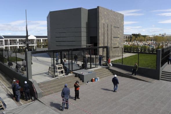 En Río Gallegos, ciudad natal del ex gobernante, militantes del kirchnerismo tienen previsto hacer un acto de recordación en el cementerio local.