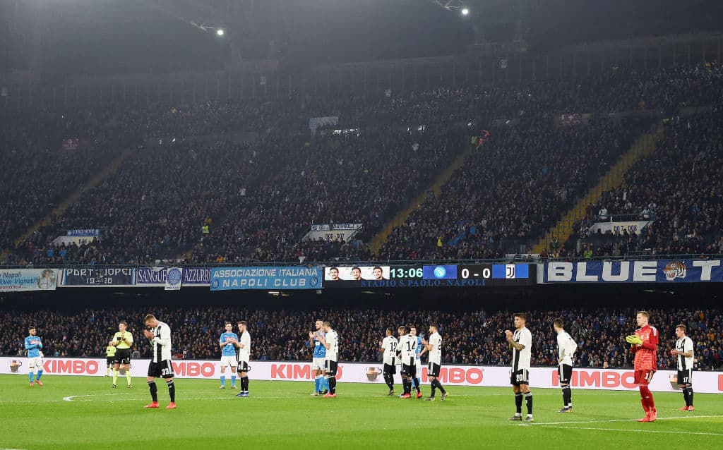 Los jugadores de Napoli y Juventus hicieron un minuto de aplausos en memoria de Davide Astori, interrumpiendo el juego al 13'. Este lunes se cumple un año del fallecimiento del mediocampista.