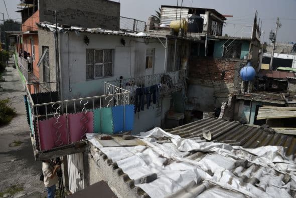 Las ventanas que dan a la calle estaban tapadas con cartones blancos, como para impedir ver dentro de la casa.
