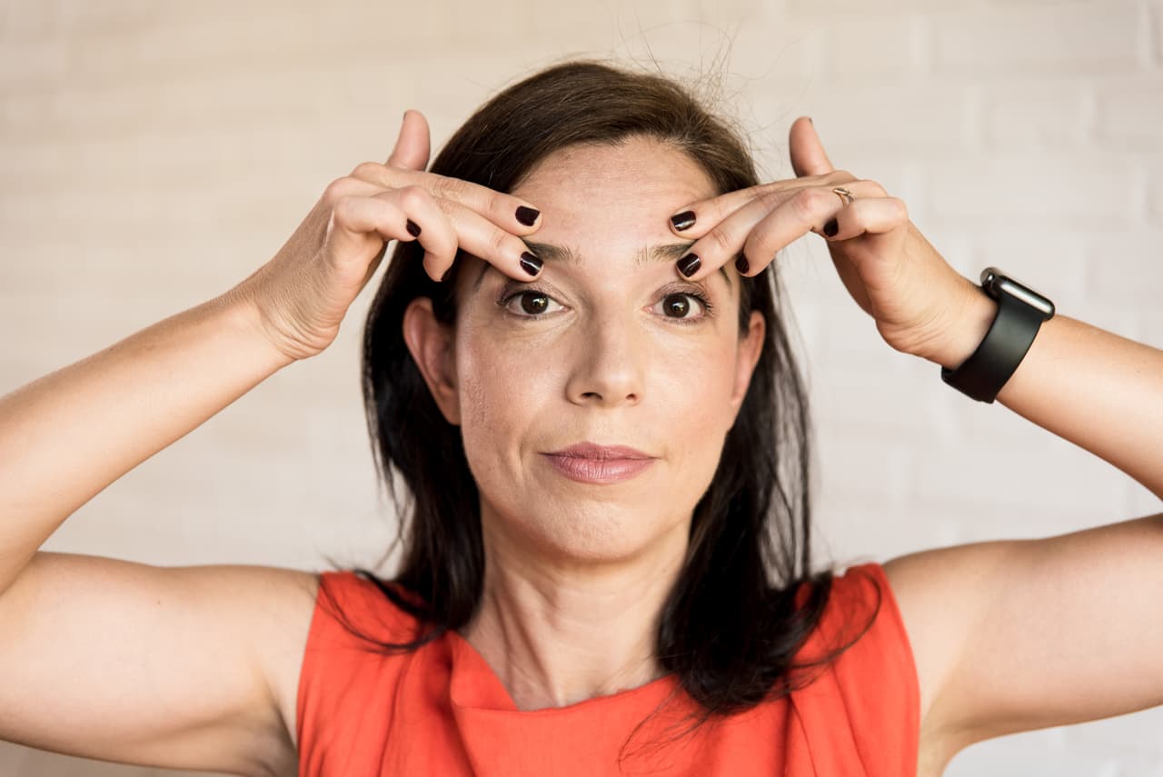 Un 
<a href="https://jamanetwork.com/journals/jamadermatology/article-abstract/2666801?redirect=true">estudio</a> elaborado por la Universidad Northwestern indica que ejercicios como los que incluimos aquí para recuperar la firmeza y fortalecer los 57 músculos del rostro pueden resultar efectivos. Cuando envejecemos, señala el estudio, las almohadillas grasas que están por debajo de la piel del rostro adelgazan, y esto hace que pierda firmeza. Se necesitan solamente 10 minutos al día, seis días a la semana durante unos pocos meses para fortalecer esos músculos, dice la experta Alessandra Scavone (en las imágenes), creadora del método 
<a href="https://www.mascfacial.com/">MascFacial</a>. Modelos y actrices como Meghan Markle son seguidoras de esta práctica.