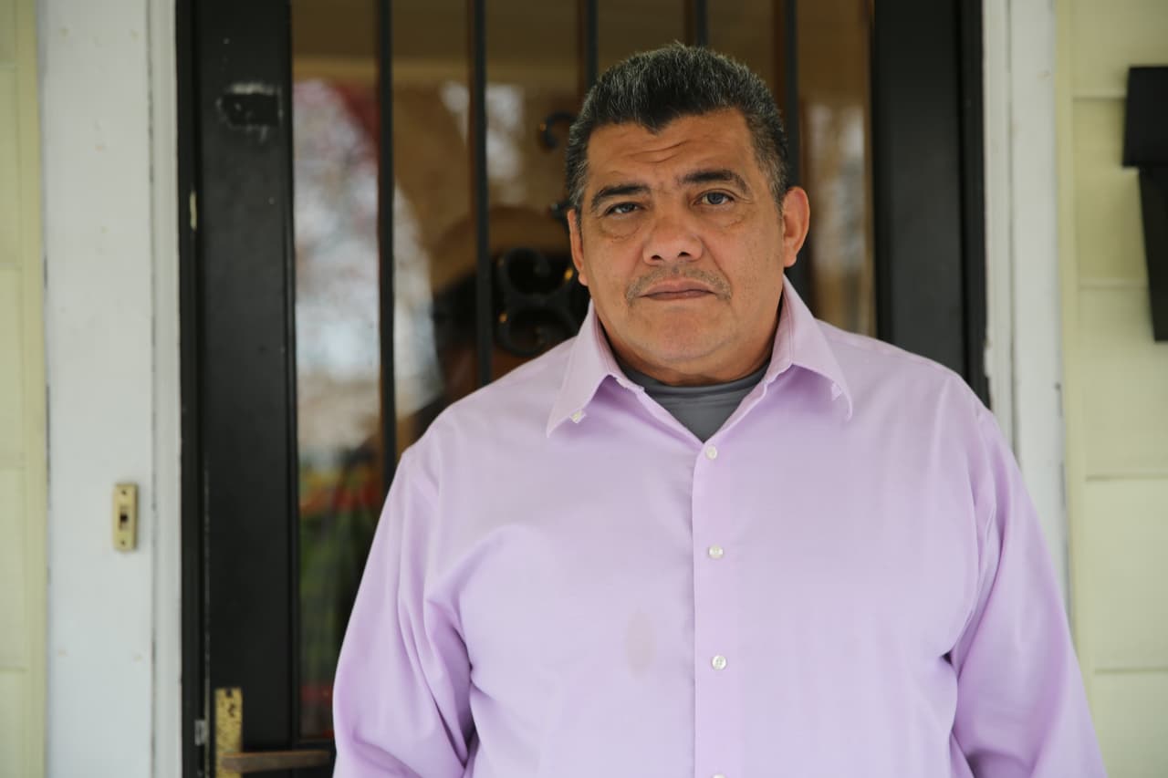 Chicas llegó a EEUU en febrero de 1985. Tenía 18 años y venía huyendo de la guerra civil en El Salvador. "Yo era militar, entré en el 83 y no terminé mi servicio militar obligatorio, que era de 24 meses". Antes de que se cumpliera ese plazo, su madre vendió todo lo que tenía para enviarlo a Houston. "Mi mamá vivía traumada y me dijo: 'no quiero que te maten ni en la guerra ni en la casa'".