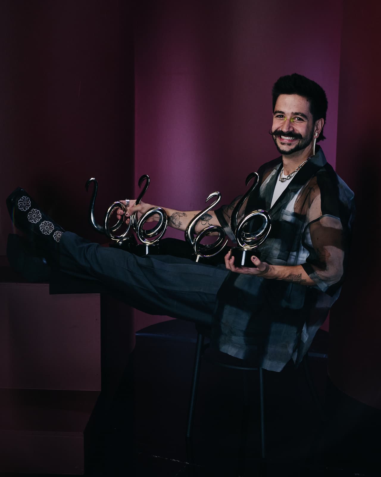 Camilo fue uno de los cantantes con más galardones de la noche.