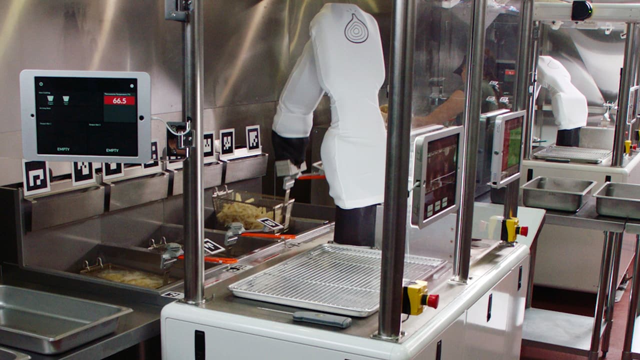 "Con estas máquinas no se busca reemplazar a los cocineros sino mejorar las condiciones de su trabajo, que es difícil y para lo que son valiosas las manos adicionales", dijo a la agencia EFE David Zito, CEO de Miso Robotics.