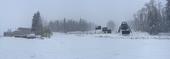 Cuatro pulgadas de nieve han caído en Flagstaff y se espera que continúe la tormenta.