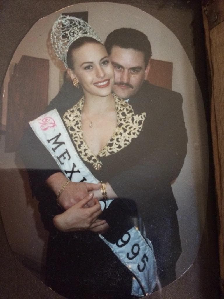 Sin embargo, poco después recapacitó: “Entro en un conflicto interno de decir, ¿qué pendejada estás haciendo? Porque mi hermano tenía 6 meses de haber fallecido, lo asesinaron, entonces yo caigo en cuenta que estuve a nada de morir y dije: ¿cómo me atrevo a hacerle esto a mis padres si a duras penas se están recuperando?”.
<br>