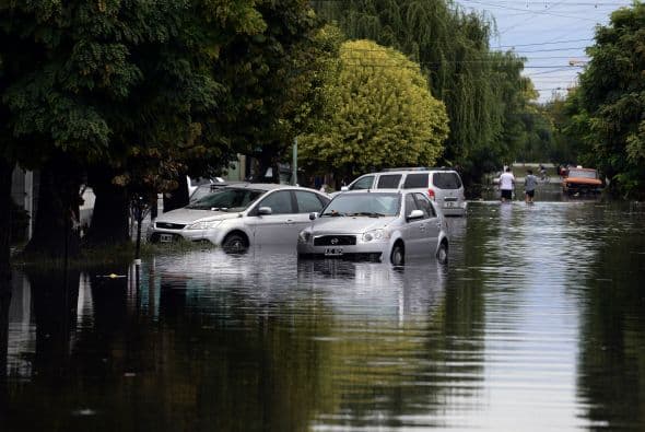 Al menos 54 personas han muerto en Argentina por el temporal que azotó con fuerza las ciudades de Buenos Aires y La Plata dejando "un tsunami de lluvia", miles de evacuados y damnificados e importantes destrozos materiales.