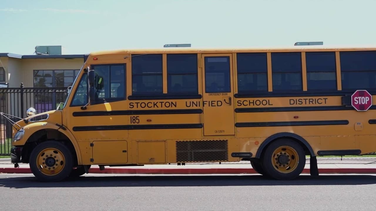 Choferes escolares de Stockton denuncian horas extra sin pago y pérdida de beneficios