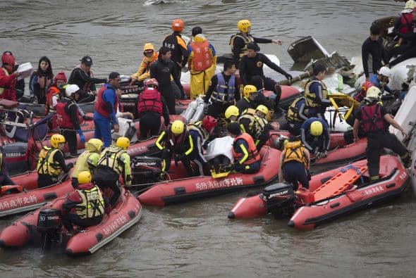 Los cuerpos de rescate se colocaron en torno al avión que quedó hundido en el río Jilong.