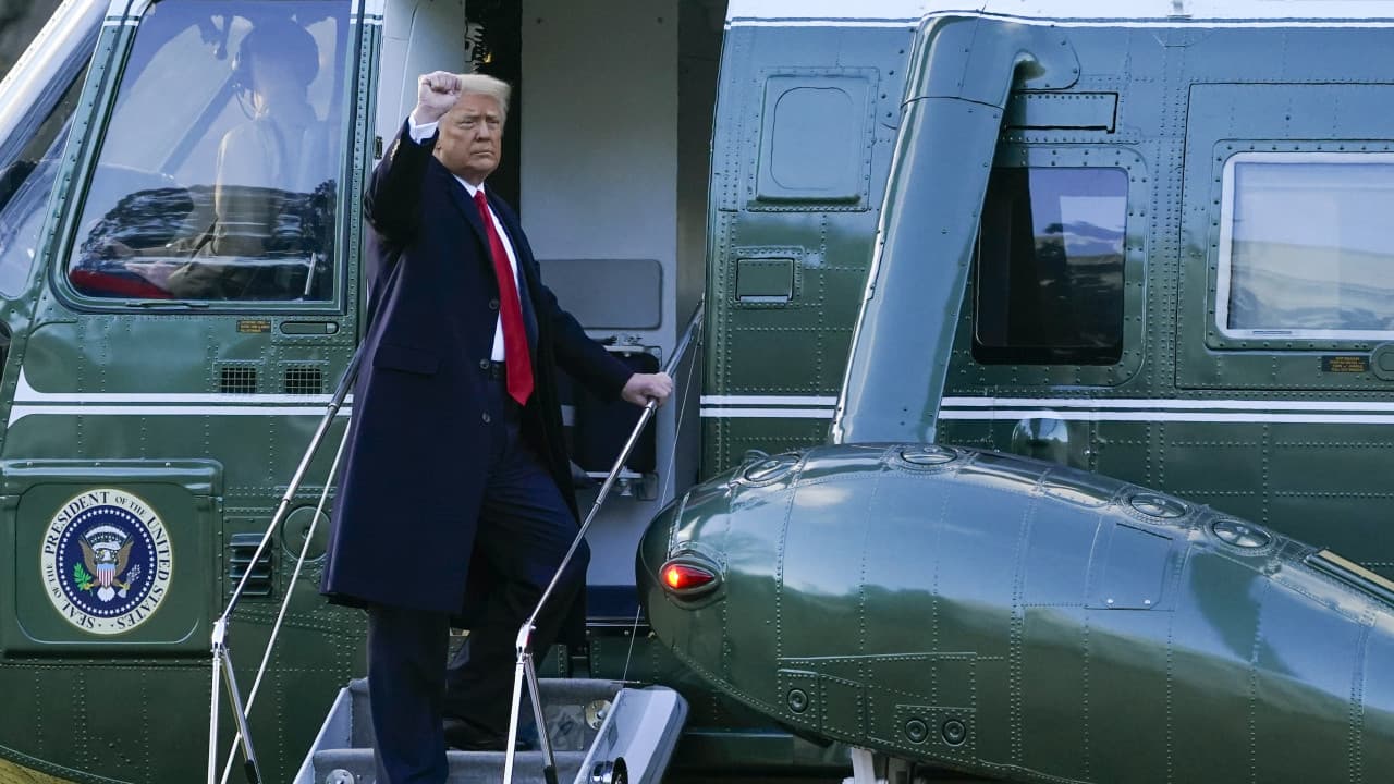 "Volveremos de alguna forma", advierte Trump en su despedida de Washington y de la presidencia