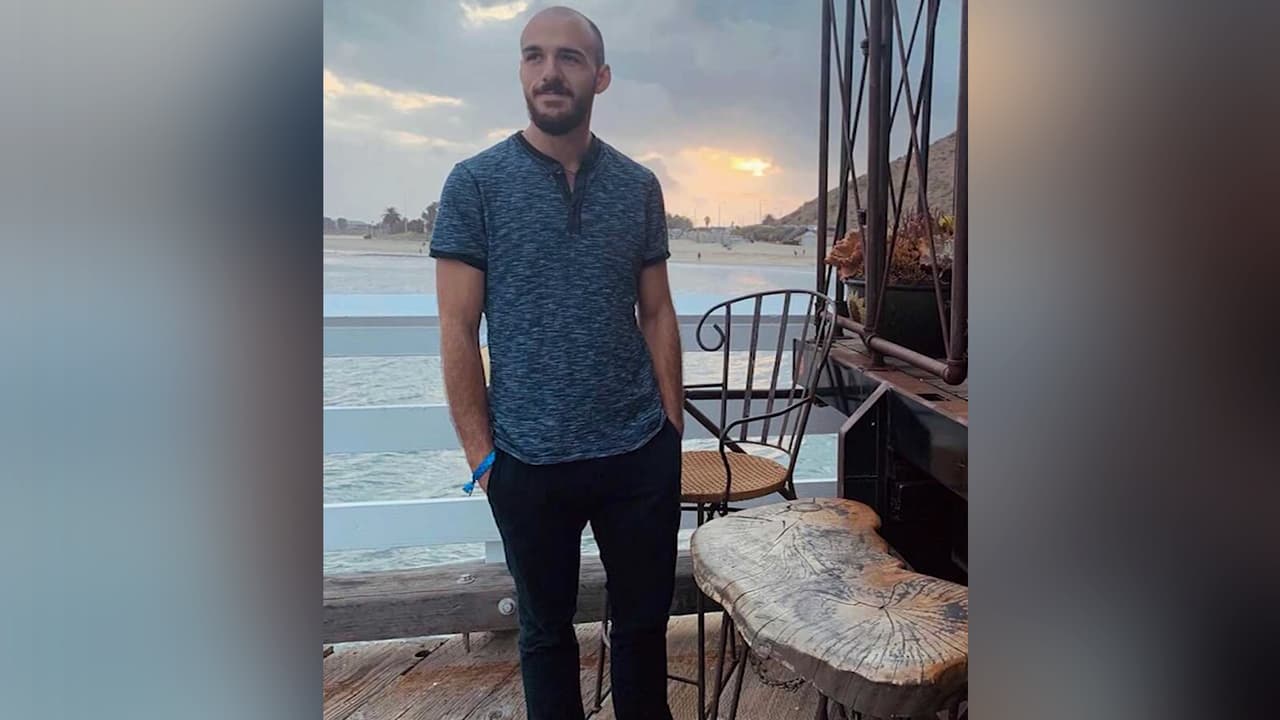 Los restos de 
<a href="https://www.univision.com/temas/gabby-petito">Gabby Petito, </a>s e hallaron el 19 de septiembre en las cercanías del Parque Nacional Grand Teton, luego de reportarla como desaparecida. Según las autoridades, la causa de su muerte fue estrangulación. 
<a href="https://www.univision.com/local/miami-wltv/fbi-confirma-encuentran-restos-humanos-y-algunos-articulos-que-son-de-brian-laundrie">Brian Laundrie</a>, su novio fue declarado "persona de interés” en el caso, pero lo 
<a href="https://www.univision.com/local/miami-wltv/resultados-de-la-autopsia-de-brian-laundrieel-novio-de-gabby-petito">encontraron muerto después en Florida. </a>