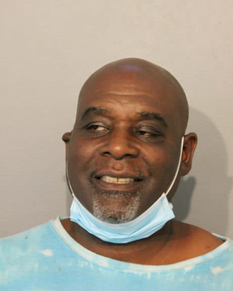 Arrestos: Clint Linzy. Dirección del suceso: cuadra 1000 de W. North Ave. Un cargo de delito grave de robo, un cargo de delito grave de saqueo.